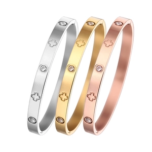 Trois bracelets trèfles superposés en argent, or et or rose en acier inoxydable