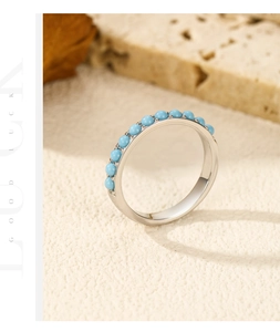Dettaglio anello in argento 925 con undici perle di turchese incastonate in fila