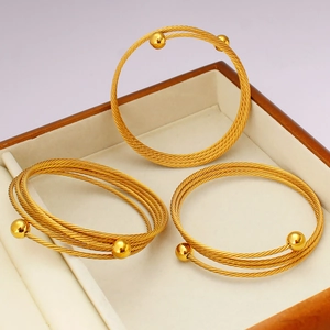 Set di bracciali multifilo dorati in scatola porta gioie con terminali a sfera