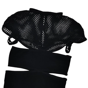 Détail du tissu en maille ajourée noire et des coutures élastiques de la combishort