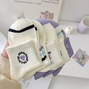 Chaussettes femme en coton avec broderie cœur violet et motif à rayures élégant
