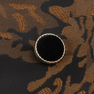 Bouton en métal doré vintage avec centre en velours noir sur tissu jacquard