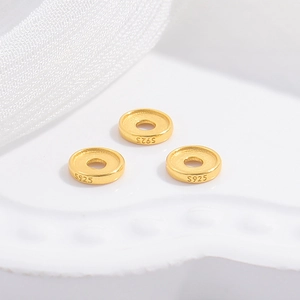 Makroansicht goldener S925 Sterlingsilber Zwischenperlen für die Schmuckherstellung