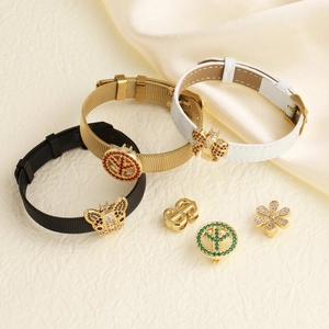 Detail von Edelstahl-Mesh und Lederarmbändern mit Zirkon-Bögen und Symbolen