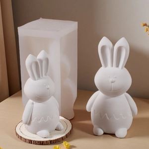 Set di stampi in silicone a forma di coniglio con due statuette di coniglietto bianco