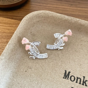 Detailansicht der rosa Tulpen-Ohrringe mit Zirkon-Inlays und Silber-Finish