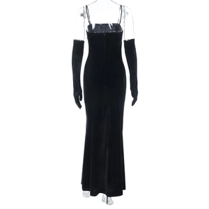 Vue arrière d'une robe nuisette en velours noir avec gants longs assortis