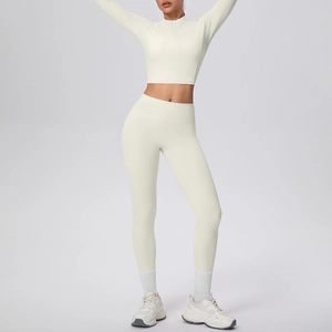 Ensemble de yoga crème ajusté avec veste zippée et legging taille haute de fitness