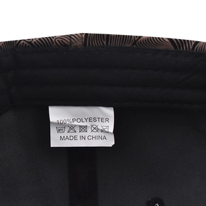 Détail de l'étiquette de lavage intérieure et de la doublure noire de la casquette