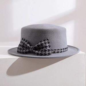 Chapeau élégant en laine grise à bord plat avec un ruban rétro à motif pied-de-poule chic