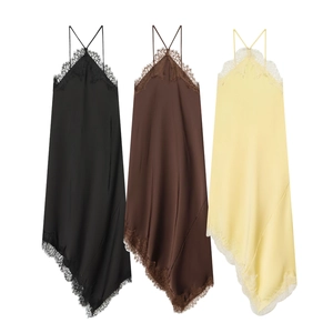Robe nuisette en satin avec dentelle et ourlet asymétrique en noir, marron et jaune