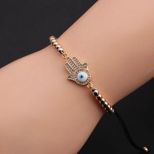 Détail du bracelet Main de Fatma et Œil du Mal avec zircons sur cordon ajustable