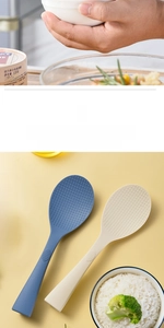 Dettaglio della superficie antiaderente dei cucchiai di riso in silicone blu e crema