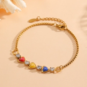 Bracelet en acier inoxydable doré avec breloques cœur colorées et zircons