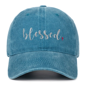 Gewaschene blaue Baumwoll-Basecap mit blessed-Stickerei und rotem Kreuz auf weißem Hintergrund