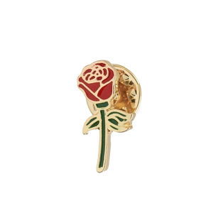 Lindo broche de rosa esmaltada roja con baño dorado sobre un fondo blanco profesional