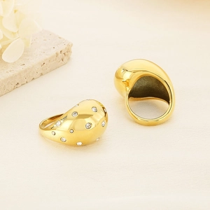 Bague épaisse en acier inoxydable doré 18 carats avec pavé de diamants et fini poli brillant