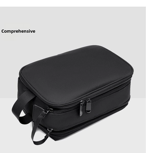 Detailansicht der schwarzen Kulturtasche mit Doppelschicht, Stofftextur und Tragegriff