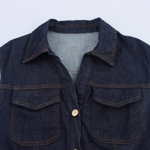 Donkerblauwe denim mini-jurk met klassieke kraag en dubbele borstzakken met gele stiksels