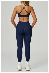 Vue arrière de l'ensemble de yoga bleu marine avec bretelles croisées et couture en V