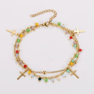Détail d'une double chaîne dorée avec perles colorées et quatre croix