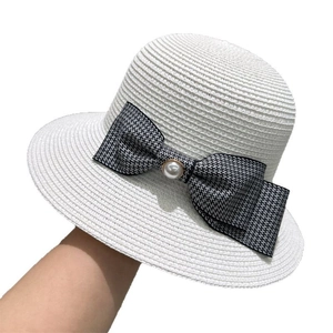 Elegant straw sun hat for women with a checkered bow and a large pearl accent
