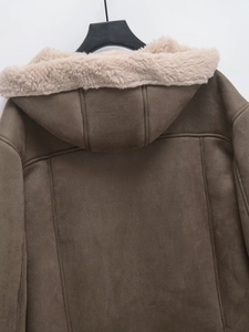 Dettaglio del retro della giacca marrone in finta pelle scamosciata con fodera in pile