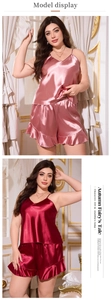 Details des Satin-Pyjama-Sets mit Rüschensaum in den Farben Rosa und Dunkelrot