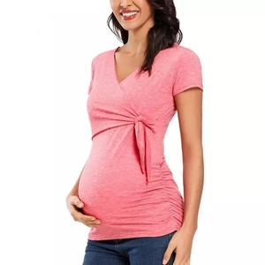 Rosa kurzärmeliges Umstandsshirt mit V-Ausschnitt, Taillenbindung und Seitenraffung