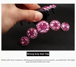 Dettaglio della pinza per capelli con cristalli rosa e cinque cerchi in resina e strass