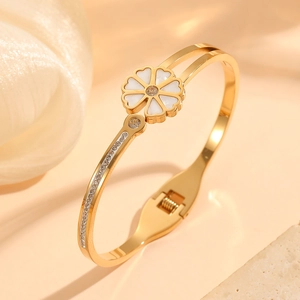 Elegant gold plated stainless steel double layer bracelet with white enamel flower petals