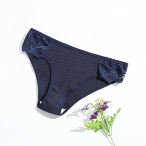 Dunkelblaue Baumwoll-Slip mit Rippstruktur und floraler Spitze auf weißem Grund