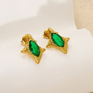 Détail de boucles d'oreilles vintage en or avec zircon vert marquise incrusté