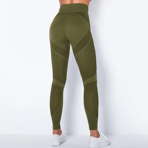 Detailansicht der nahtlosen High-Waist-Yogahose mit Rippung und atmungsaktiver Textur