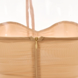 Détail d'une robe en tulle abricot avec fermeture éclair invisible au dos