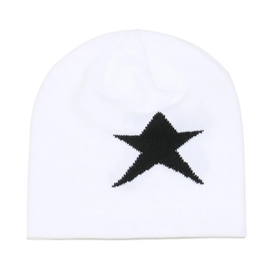 Vue détaillée du bonnet en maille blanc avec motif jacquard étoile noire marqué