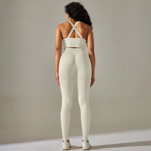 Detailansicht von Sport-BH mit Kreuzrücken und Leggings in geripptem Creme-Strick