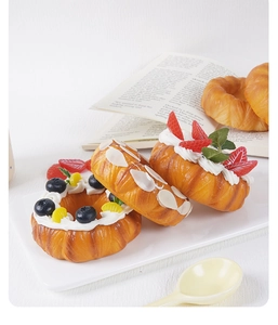 Detailansicht realistischer künstlicher Donuts mit Creme auf einem weißen Tablett