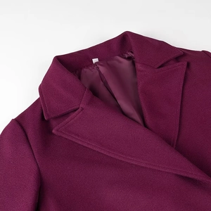 Détail du grand col à revers sur un manteau en laine épais de couleur violet foncé