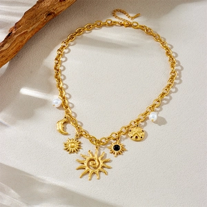 Collier chaîne en acier doré avec pendentifs soleil, lune et perles baroques