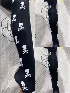 Λεπτομέρεια από κάλτσες Halloween με σχέδιο νεκροκεφαλής και οστών σε βελούδο υλικό