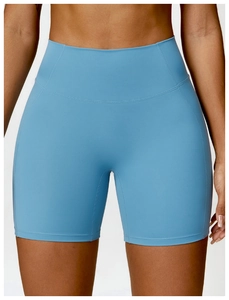 Gros plan sur le short de yoga bleu ciel à taille haute avec tissu élastique sans couture
