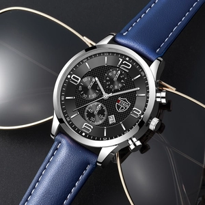 Gros plan du chronographe avec cadran noir, bracelet en cuir bleu et boîtier en acier