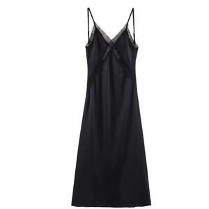Robe nuisette élégante en satin noir avec bordure en dentelle et décolleté en V chic