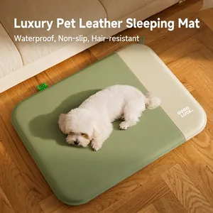 Panier pour chien étanche en cuir vert matcha et crème avec base antidérapante