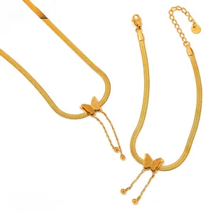 Détail de l'ensemble collier et bracelet papillon doré en acier inoxydable avec perles