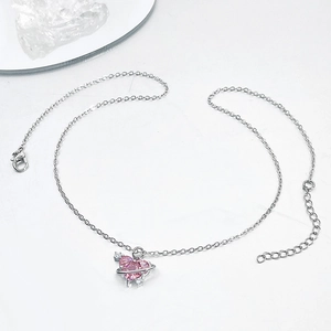 Collar de planeta corazón rosa con anillo orbital plateado en superficie de espejo