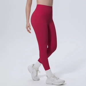 Seitenansicht der dunkelroten Yogahose mit High-Waist-Design und Po-Lifting-Effekt im Detail