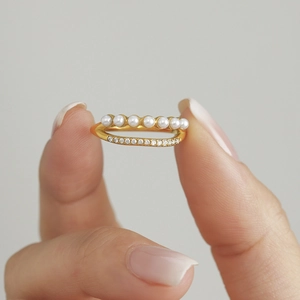Bague double couche plaquée or 18k avec perles et zircons 5A sur la main