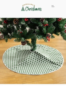 Dettaglio del tappeto rotondo a quadri verdi e bianchi per l'albero di Natale su legno